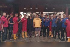 Membaur bersama masyarakat Wakil Bupati Musi Rawas, H Suprayitno Membantu Memadamkan Api