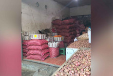 Harga Bawang Turun, Warga Serbu Pasar untuk Persiapan Lebaran