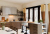 7 Inspirasi Desain Kitchen Set Minimalis di Dekat Jendela dengan Desain yang Super Cantik untuk Dapur Kecil