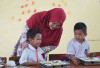 Guru Bimbing Siswa  Pahami Nilai Gizi MBG