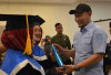 Nenek di Lubuk Linggau Akhirnya Diwisuda Usia 78 Tahun 