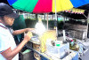 Kue Putu Keliling Tetap Bertahan, Rasa Lama Masih Jadi Favorit Warga