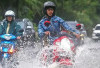 Tips Berkendara Motor di Jalan Basah agar Tidak Mudah Tergelincir